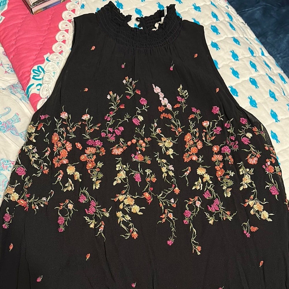 Floreat size M Elegant Black Top with Floral Embroidery